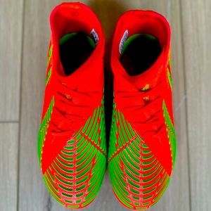 Adidas youth Predator soccer cleats, US size 2.5.